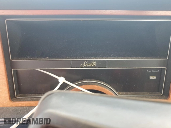 1987 Cadillac Seville z VIN 1G6KS518XHU812739, wystawiony jako Copart lot #79308574 z przebiegiem Nie podano mil oraz Szkoda całkowita • Salvage title. Historia ofert i sprzedaży dostępna na DreamBid. Obrazek 9.