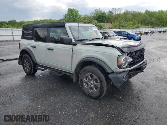 2023 Ford Bronco z VIN 1FMEE5BP6PLB00218, wystawiony jako Copart lot #55887595 z przebiegiem 22 859 mil mil oraz Szkody całkowita. Historia ofert i sprzedaży dostępna na DreamBid. Obrazek 4.