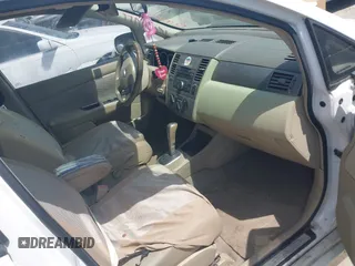 2007 Nissan Versa SL z VIN 3N1BC13E17L422145, wystawiony jako IAAI lot #42048022 z przebiegiem 225 047 mil mil oraz . Historia ofert i sprzedaży dostępna na DreamBid. Obrazek 5.