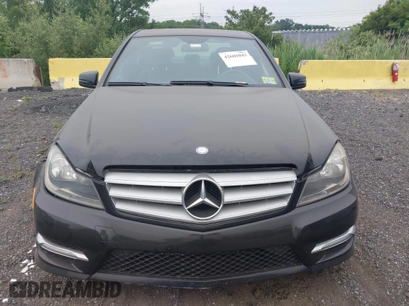 2013 Mercedes-Benz C 300 Sport z VIN WDDGF8AB0DR263382, wystawiony jako IAAI lot #42601043 z przebiegiem 106 154 mil mil oraz . Historia ofert i sprzedaży dostępna na DreamBid. Obrazek 12.