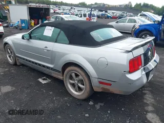 2005 Ford Mustang Deluxe z VIN 1ZVFT84N755215467, wystawiony jako IAAI lot #42452885 z przebiegiem 126 366 mil mil oraz . Historia ofert i sprzedaży dostępna na DreamBid. Obrazek 3.