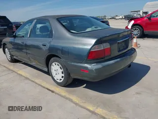 1996 Honda Accord LX with VIN 1HGCD5633TA286104, listed as a IAAI auction lot 42004112 with 186,586 mi miles and . Bid and sale history available at carsss.com. Image 3.