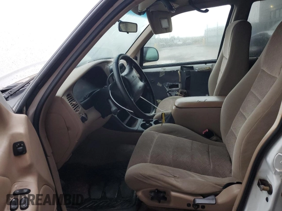 2000 Ford Explorer XLT z VIN 1FMZU73E2YZB82279, wystawiony jako Copart lot #86607864 z przebiegiem 46 620 mil mil oraz Szkody całkowita. Historia ofert i sprzedaży dostępna na DreamBid. Obrazek 7.