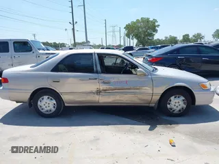 2000 Toyota Camry CE z VIN 4T1BG22K5YU972322, wystawiony jako IAAI lot #42098429 z przebiegiem 122 351 mil mil oraz . Historia ofert i sprzedaży dostępna na DreamBid. Obrazek 13.
