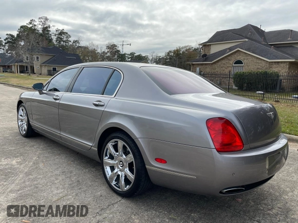 2007 Bentley Flying Spur z VIN SCBBR93W178041237, wystawiony jako Copart lot #72845204 z przebiegiem 122 543 mil mil oraz Czysty tytuł • Clean title. Historia ofert i sprzedaży dostępna na DreamBid. Obrazek 3.