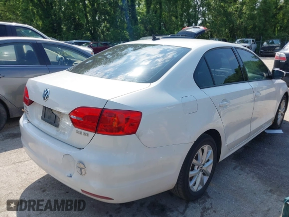 2011 Volkswagen Jetta SE z VIN 3VWDX7AJ4BM052225, wystawiony jako IAAI lot #42192222 z przebiegiem 324 889 mil mil oraz . Historia ofert i sprzedaży dostępna na DreamBid. Obrazek 4.