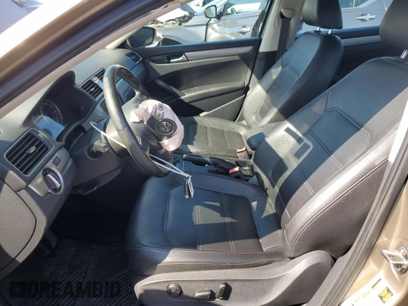 2015 Volkswagen Passat Limited Edition Edition z VIN 1VWAT7A33FC103074, wystawiony jako Copart lot #49218995 z przebiegiem 67 482 mil mil oraz Szkoda całkowita • Salvage title. Historia ofert i sprzedaży dostępna na DreamBid. Obrazek 7.