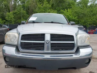 2005 Dodge Dakota SLT z VIN 1D7HE42K65S269020, wystawiony jako IAAI lot #42349944 z przebiegiem 157 421 mil mil oraz . Historia ofert i sprzedaży dostępna na DreamBid. Obrazek 6.