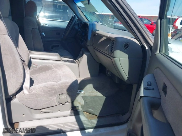 2000 Chevrolet Silverado 1500 LS with VIN 2GCEC19T5Y1372384, listed as a IAAI auction lot 41927436 with 384,813 mi miles. Bid and sale history available at carsss.com. Image 5.