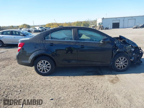 2018 Chevrolet Sonic LT z VIN 1G1JD5SB8J4121320, wystawiony jako IAAI lot #40604581 z przebiegiem 97 602 mil mil oraz . Historia ofert i sprzedaży dostępna na DreamBid. Obrazek 12.