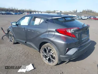 2022 Toyota C-HR XLE z VIN NMTKHMBXXNR145682, wystawiony jako IAAI lot #42104874 z przebiegiem 88 141 mil mil oraz . Historia ofert i sprzedaży dostępna na DreamBid. Obrazek 3.