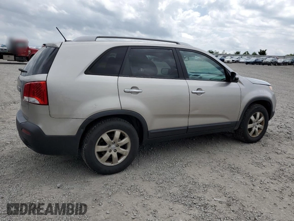 2013 Kia Sorento LX z VIN 5XYKT3A63DG400462, wystawiony jako Copart lot #57388925 z przebiegiem 304 354 mil mil oraz Szkoda całkowita • Salvage title. Historia ofert i sprzedaży dostępna na DreamBid. Obrazek 3.