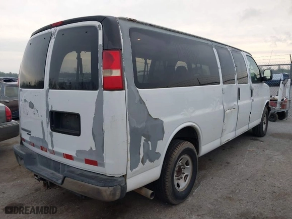 2007 Chevrolet Express Passenger with VIN 1GAHG39UX71162351, listed as a IAAI auction lot 41887144 with 353,473 mi miles. Bid and sale history available at carsss.com. Image 4.