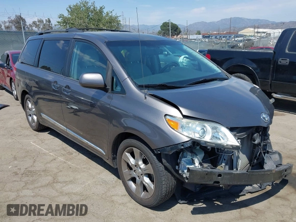 2013 Toyota Sienna LE AAS z VIN 5TDKK3DCXDS328201, wystawiony jako IAAI lot #42773579 z przebiegiem 106 890 mil mil oraz . Historia ofert i sprzedaży dostępna na DreamBid. Obrazek 1.