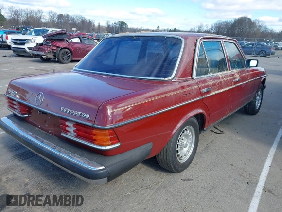 1982 Mercedes-Benz 300 D z VIN WDBAB33A5CB013080, wystawiony jako IAAI lot #41734842 z przebiegiem 297 205 mil mil oraz . Historia ofert i sprzedaży dostępna na DreamBid. Obrazek 4.