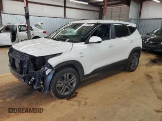 2023 Kia Seltos LX z VIN KNDEPCAA6P7362944, wystawiony jako Copart lot #53048395 z przebiegiem 48 646 mil mil oraz Szkody całkowita. Historia ofert i sprzedaży dostępna na DreamBid. Obrazek 1.
