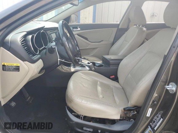 2014 Kia Optima EX z VIN 5XXGN4A76EG337099, wystawiony jako Copart lot #54508445 z przebiegiem 317 116 mil mil oraz Czysty tytuł • Clean title. Historia ofert i sprzedaży dostępna na DreamBid. Obrazek 7.