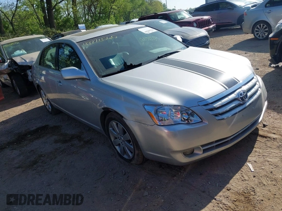 2005 Toyota Avalon XL z VIN 4T1BK36B95U050498, wystawiony jako IAAI lot #42220560 z przebiegiem 140 222 mil mil oraz . Historia ofert i sprzedaży dostępna na DreamBid. Obrazek 1.