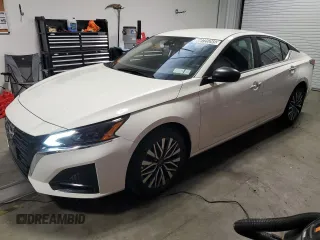 2025 Nissan Altima SV z VIN 1N4BL4DV5SN353732, wystawiony jako Copart lot #59725265 z przebiegiem 7 643 mil mil oraz Czysty tytuł • Clean title. Historia ofert i sprzedaży dostępna na DreamBid. Obrazek 1.