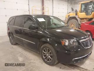 2015 Chrysler Town & Country S with VIN 2C4RC1HG0FR751202, listed as a IAAI auction lot 41865915 with 135,800 mi miles. Bid and sale history available at carsss.com. Image 1.