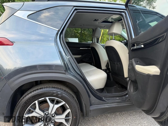 2021 Kia Seltos EX z VIN KNDERCAA6M7135176, wystawiony jako Copart lot #59635315 z przebiegiem 106 872 mil mil oraz Czysty tytuł • Clean title. Historia ofert i sprzedaży dostępna na DreamBid. Obrazek 6.