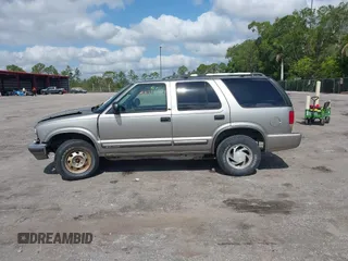 2001 Chevrolet Blazer LT z VIN 1GNDT13WX12114776, wystawiony jako IAAI lot #42311346 z przebiegiem 169 630 mil mil oraz . Historia ofert i sprzedaży dostępna na DreamBid. Obrazek 15.