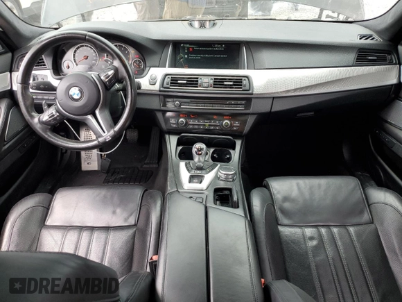 2016 BMW M5 z VIN WBSFV9C56GD595441, wystawiony jako Copart lot #59880955 z przebiegiem 109 018 mil mil oraz Szkoda całkowita • Salvage title. Historia ofert i sprzedaży dostępna na DreamBid. Obrazek 8.
