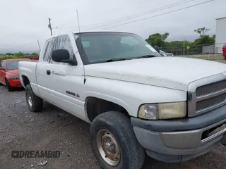1999 Dodge 1500 z VIN 1B7HF13Y3XJ616238, wystawiony jako IAAI lot #42347619 z przebiegiem 225 237 mil mil oraz . Historia ofert i sprzedaży dostępna na DreamBid. Obrazek 1.
