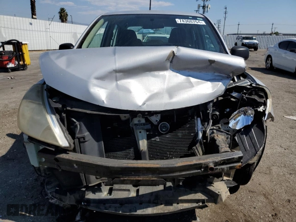 2009 Nissan Versa 1.6 z VIN 3N1CC11E09L445460, wystawiony jako Copart lot #74360764 z przebiegiem 202 122 mil mil oraz Szkoda całkowita • Salvage title. Historia ofert i sprzedaży dostępna na DreamBid. Obrazek 5.