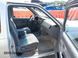 2000 Nissan Frontier XE z VIN 1N6DD26S2YC426161, wystawiony jako IAAI lot #42143414 z przebiegiem 206 698 mil mil oraz . Historia ofert i sprzedaży dostępna na DreamBid. Obrazek 5.