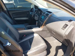 2010 Mazda CX-9 Grand Touring z VIN JM3TB3MV1A0208623, wystawiony jako IAAI lot #41668500 z przebiegiem 226 233 mil mil oraz . Historia ofert i sprzedaży dostępna na DreamBid. Obrazek 5.