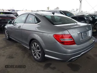 2013 Mercedes-Benz C 250 z VIN WDDGJ4HB7DG068579, wystawiony jako IAAI lot #42179847 z przebiegiem 117 575 mil mil oraz . Historia ofert i sprzedaży dostępna na DreamBid. Obrazek 3.