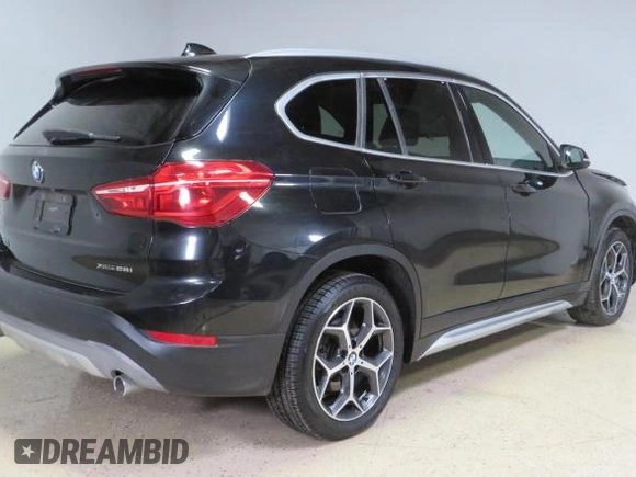 2018 BMW X1 xDrive28i z VIN WBXHT3C35J5L33173, wystawiony jako Copart lot #56427465 z przebiegiem 33 352 mil mil oraz Szkoda całkowita • Salvage title. Historia ofert i sprzedaży dostępna na DreamBid. Obrazek 3.