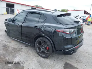 2024 Alfa Romeo Stelvio Veloce z VIN ZASPAKBN0R7D75947, wystawiony jako IAAI lot #42045255 z przebiegiem Nie podano mil oraz . Historia ofert i sprzedaży dostępna na DreamBid. Obrazek 3.
