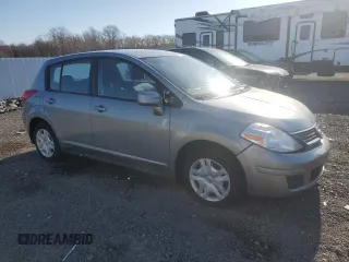 2009 Nissan Versa S z VIN 3N1BC13E29L501164, wystawiony jako Copart lot #52091975 z przebiegiem 95 963 mil mil oraz Czysty tytuł • Clean title. Historia ofert i sprzedaży dostępna na DreamBid. Obrazek 4.