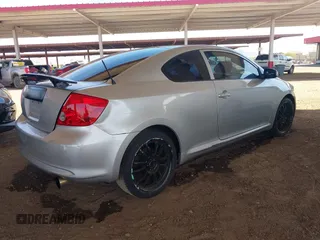 2006 Scion tC z VIN JTKDE177060133239, wystawiony jako IAAI lot #42340161 z przebiegiem 179 990 mil mil oraz . Historia ofert i sprzedaży dostępna na DreamBid. Obrazek 4.