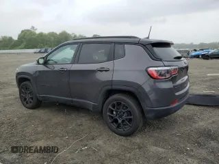 2024 Jeep Compass Latitude z VIN 3C4NJDBN8RT120485, wystawiony jako Copart lot #57960485 z przebiegiem 7 677 mil mil oraz Szkoda całkowita • Salvage title. Historia ofert i sprzedaży dostępna na DreamBid. Obrazek 2.