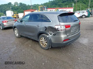 2017 Kia Sorento LX z VIN 5XYPGDA3XHG303917, wystawiony jako IAAI lot #42247202 z przebiegiem 110 279 mil mil oraz . Historia ofert i sprzedaży dostępna na DreamBid. Obrazek 3.