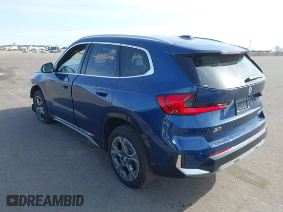 2025 BMW X1 xDrive28i z VIN WBX73EF01S5110817, wystawiony jako IAAI lot #41991160 z przebiegiem 1 287 mil mil oraz . Historia ofert i sprzedaży dostępna na DreamBid. Obrazek 3.