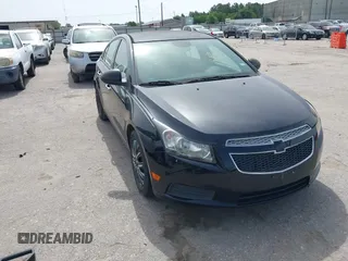2015 Chevrolet Cruze LS z VIN 1G1PA5SH1F7283271, wystawiony jako IAAI lot #42275129 z przebiegiem 140 192 mil mil oraz . Historia ofert i sprzedaży dostępna na DreamBid. Obrazek 1.