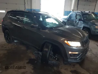 2021 Jeep Compass Latitude z VIN 3C4NJDBB3MT526057, wystawiony jako IAAI lot #42186267 z przebiegiem 32 393 mil mil oraz . Historia ofert i sprzedaży dostępna na DreamBid. Obrazek 1.