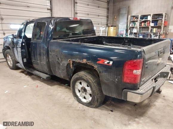 2011 Chevrolet Silverado 1500 LT with VIN 1GCRCSE06BZ361721, listed as a IAAI auction lot 41335106 with 283,753 mi miles. Bid and sale history available at carsss.com. Image 3.