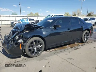 2022 Chrysler 300 S z VIN 2C3CCABG1NH115945, wystawiony jako Copart lot #53446005 z przebiegiem 58 184 mil mil oraz Szkoda całkowita • Salvage title. Historia ofert i sprzedaży dostępna na DreamBid. Obrazek 1.