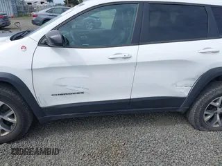 2017 Jeep Cherokee Trailhawk L Plus z VIN 1C4PJMBS2HD218558, wystawiony jako IAAI lot #42239283 z przebiegiem 147 838 mil mil oraz . Historia ofert i sprzedaży dostępna na DreamBid. Obrazek 6.