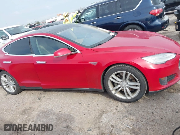 2013 Tesla Model S с VIN 5YJSA1CN9DFP09973, выставлен на аукционе IAAI как лот 41657188 с пробегом 61 546 миль миль и . История ставок и продаж доступна на DreamBid. Изображение 13.