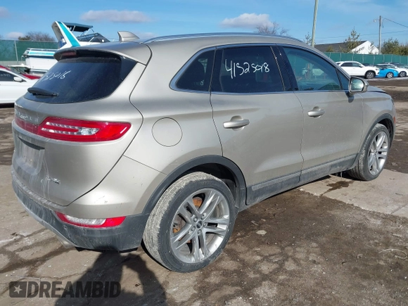 2015 Lincoln MKC z VIN 5LMCJ2A96FUJ47386, wystawiony jako IAAI lot #41525018 z przebiegiem 97 670 mil mil oraz . Historia ofert i sprzedaży dostępna na DreamBid. Obrazek 4.