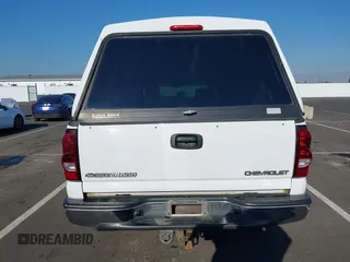 2005 Chevrolet Silverado 1500HD LT z VIN 1GCGK13U45F830143, wystawiony jako IAAI lot #41424683 z przebiegiem 141 881 mil mil oraz . Historia ofert i sprzedaży dostępna na DreamBid. Obrazek 17.