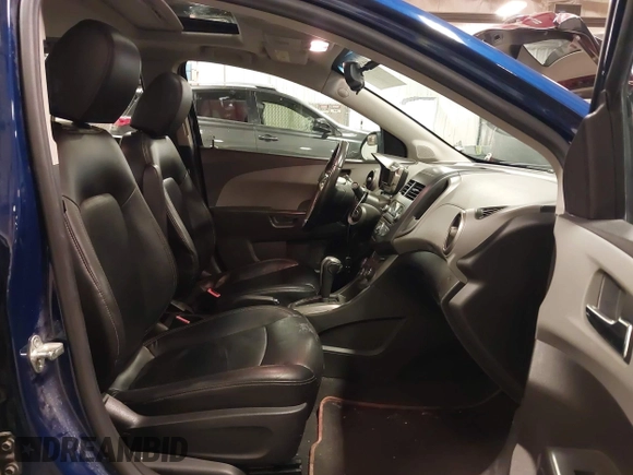 2012 Chevrolet Sonic LTZ z VIN 1G1JE5SB4C4214450, wystawiony jako IAAI lot #42207345 z przebiegiem 120 152 mil mil oraz . Historia ofert i sprzedaży dostępna na DreamBid. Obrazek 5.