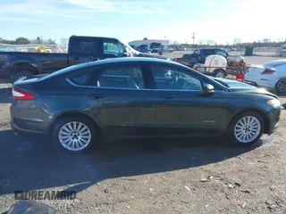 2015 Ford Fusion S Hybrid with VIN 3FA6P0UU7FR117785, listed as a IAAI auction lot 41589546 with 136,657 mi miles. Bid and sale history available at carsss.com. Image 13.