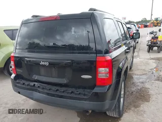 2016 Jeep Patriot Latitude z VIN 1C4NJPFB9GD584308, wystawiony jako IAAI lot #42534222 z przebiegiem 179 239 mil mil oraz . Historia ofert i sprzedaży dostępna na DreamBid. Obrazek 4.